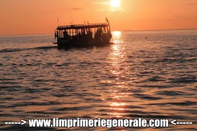 Nouvelle photo plus de l’équipe bateau sur l’océan indien – Imprimer des affiches publicitaires